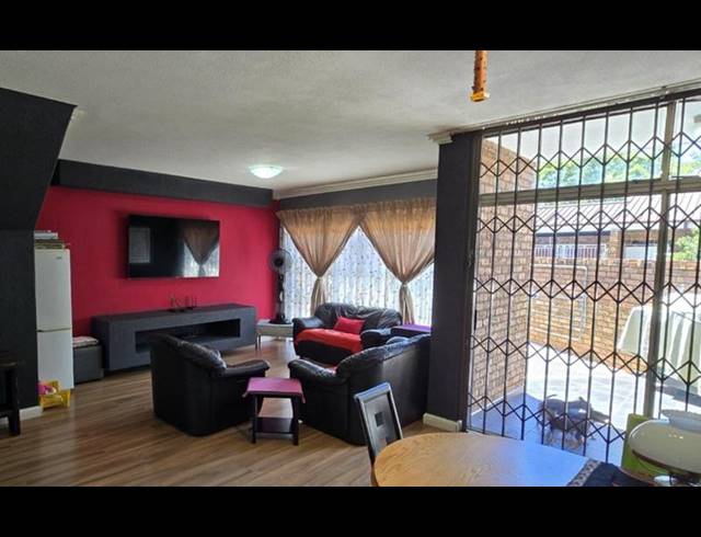 3 BEDROOM TOWNHOUSE FOR SALE IN FLORA GARDENS